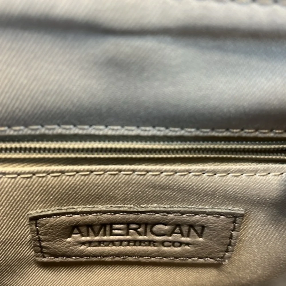 American leather‎ Co. Gray Small Duel Compartment Genuine Leather Crossbody NWOT